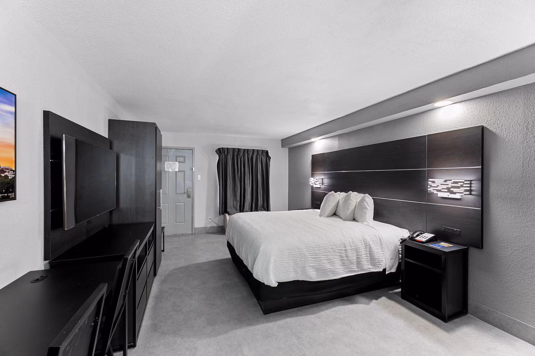 Comfortable Hotel Rooms San Antonio TX featuring a relaxing non-smoking King Suite at Baymont by Wyndham San Antonio Downtown