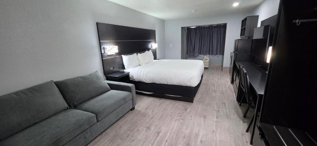 Comfortable Hotel Rooms San Antonio TX featuring a spacious non-smoking Queen Room with a large double bed at Baymont by Wyndham San Antonio Downtown