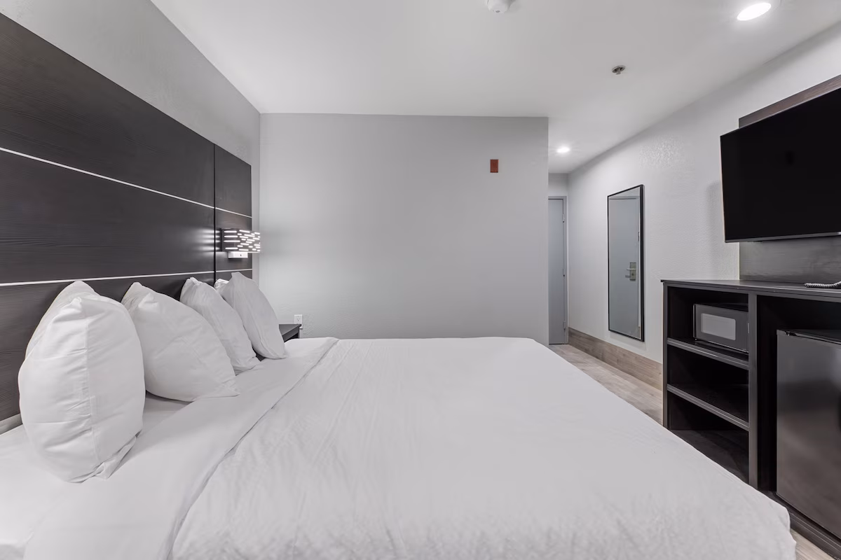 Comfortable Hotel Rooms San Antonio TX featuring a clean and inviting guest room at Baymont San Antonio Downtown